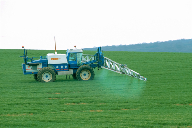 Epandage de pesticides dans un champ de blé